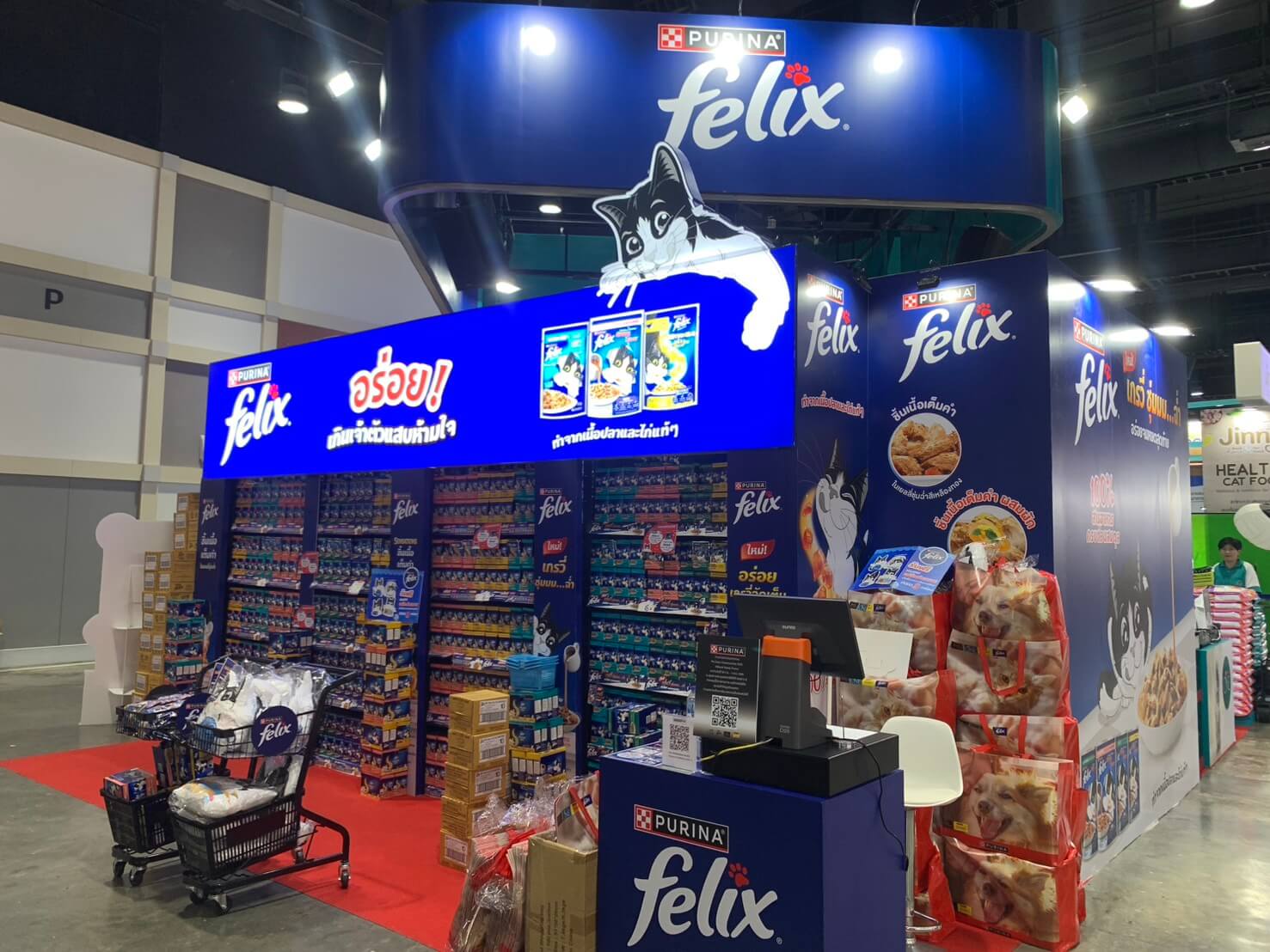 บูธ Purina Felix ภายในงานที่มีจุดเครื่อง POS สำหรับขายสินค้า