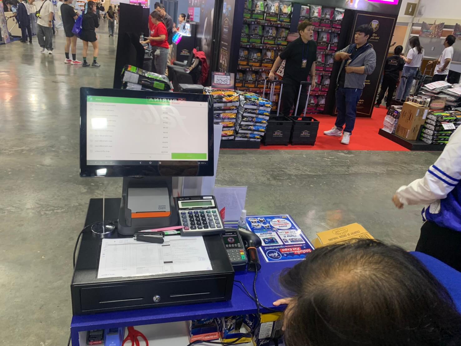 เครื่อง POS เครื่องพิมพ์ และลิ้นชักเก็บเงินที่ใช้ในงานอีเวนต์